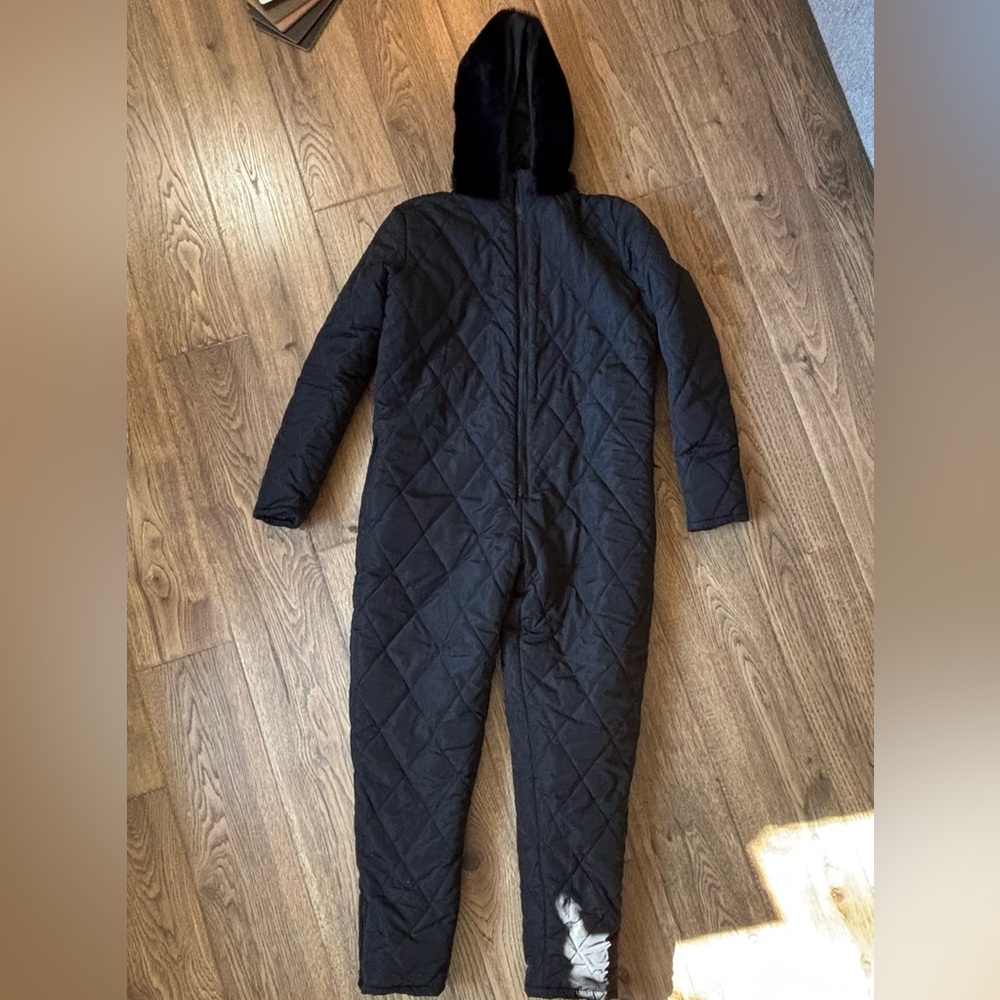 Black quilted with fur hood ski snow suit⛷️